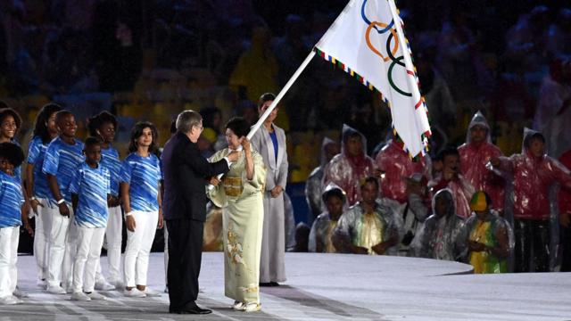 巴赫（前左）向小池百合子（前右）移交奧林匹克旗幟（21/8/2016）