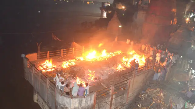 بنارس میں لاشوں کو چھتوں پر جلایا جا رہا ہے
