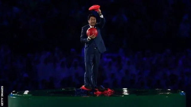 وروسته د مشهور ویډیو لوبې ماریو په نندارې د جاپان لومړی وزیر وښودل شو چې ګواکې له جاپانه هماغه شېبه د ټکنالوژۍ په مټ لوبغالي ته راځي. 