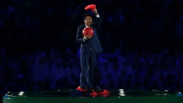 Yaponiya baş naziri Shinzo Abe səhnəyə kompyüter oyunu olan Super Mario personajının paltarında çıxıb