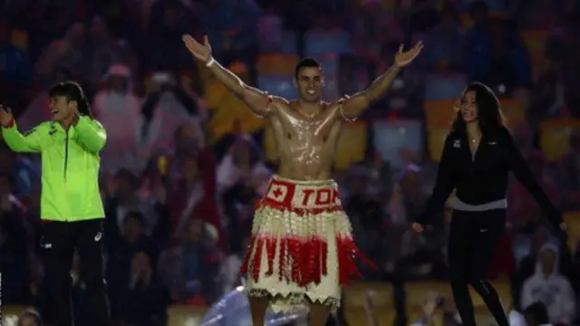 Açılış mərasimində yağlı bədəni ilə məşhur olan Pita Taufatofua yenidən səhnəyə qayıdıb