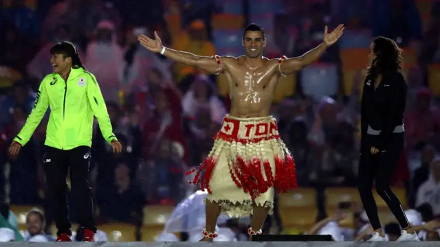 І знов Піта Тауфатофуа із Тонги привернув до себе увагу, як і на церемонії відкриття Ігор.