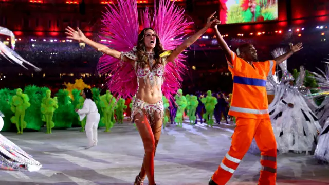 У святковому параді взяла участь бразильська модель Ізабель Гулар.