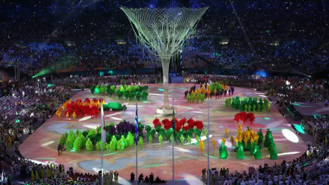 Спортивні змагання у Ріо проходили 16 днів і зібрали 11 303 спортсмени з 206 країн світу. Вперше під олімпійським прапором виступала команда біженців. 