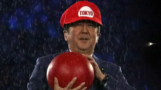 Потім відбулася 12-хвилинна презентація Японії, в якому прем'єр-міністр Сіндзо Абе з'явився перед глядачами в костюмі героя комп'ютерної гри Super Mario. Його появу зустріли оплесками.