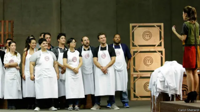 那個只准業餘選手參加的真人秀比賽節目將並非專業廚師的參賽者丟進公共電視鏡頭的深淵,以製造原始的戲劇效果。