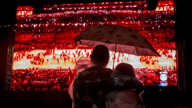 الجمهور يشاهد حفل اختتام أولمبياد ريو 2016 وسط الأمطار في 21 أغسطس/آب