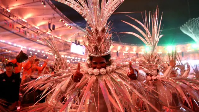 راقصة في مهرجان اختتام ألعاب أولمبياد ريو التي استمرت 16 يوما في ملعب ماراكانا