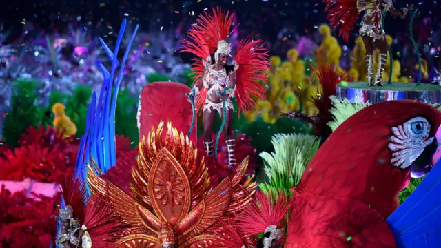 كان لتمثيل الطيور دور في الرقصات التي أدتها راقصات مهرجان اختتام أولمبياد ريو