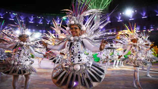 اتسم حفل الاختتام بطابع شعبي واستمر نحو ثلاث ساعات