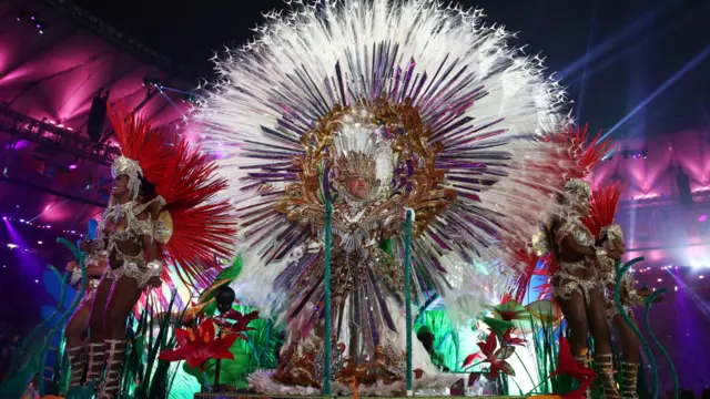 شهد حفل الختام رقصات شعبية مثل رقصة السامبا