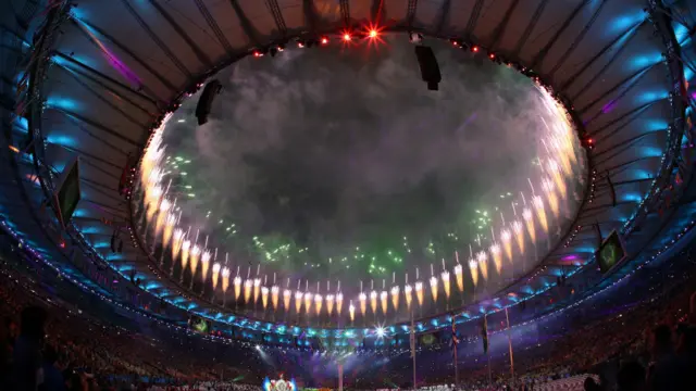 شهد الحفل أيضا بعض الألعاب النارية