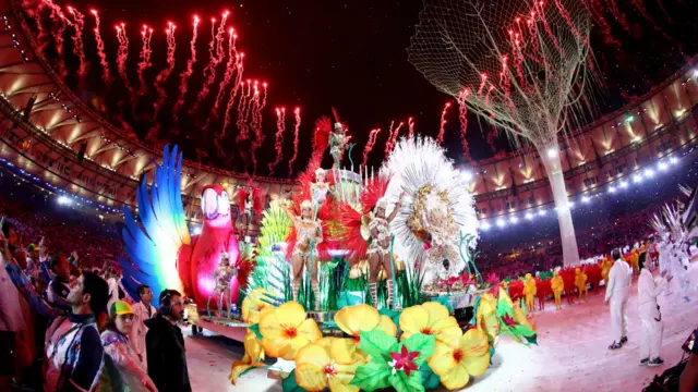 مغنو الحفل ومغنياته وراقصوه وراقصاته أدوا رقصاتهم وأغنياتهم على أضواء الألعاب النارية