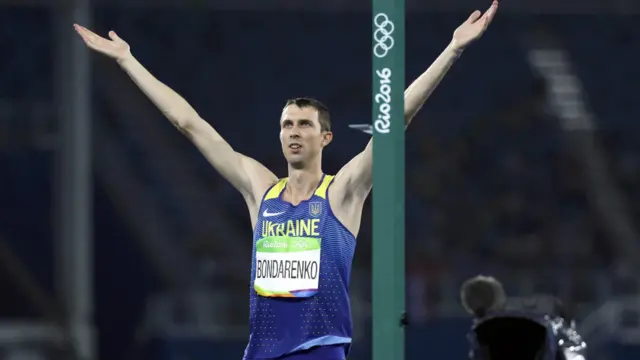 Богдан Бондаренко виграв бронзову медаль у стрибках у висоту - його результат 2,33 м. Це менше його особистого рекорду.
Таку ж висоту взяли ще один українець, Андрій Проценко, а також британець Роберт Грабарз, але вони розділили четверте місце, оскільки витратили більше спроб, ніж українець.