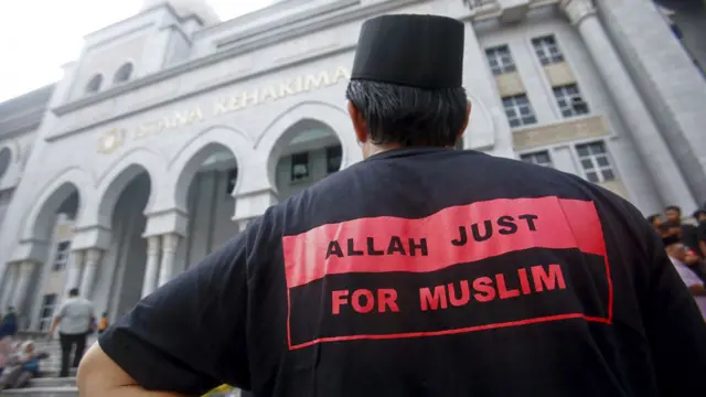 一名马来穆斯林活动人士在布城司法宫外等候“阿拉案”结果(23/6/2014)