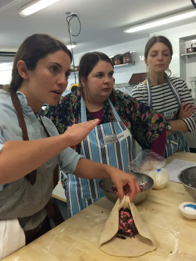 А це вже пиріг ліпиться 