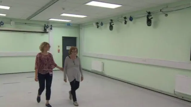 تريش جونز تخضع لاختبار لمعرفة طريقة المشي في إطار اختبارات الكشف المبكر عن الزهايمر