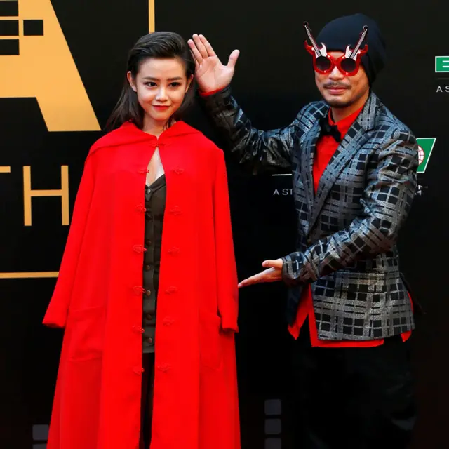 黄明志(右)与旗下歌手何念兹(左)在台湾金曲奖颁奖典礼上(25/6/2016)