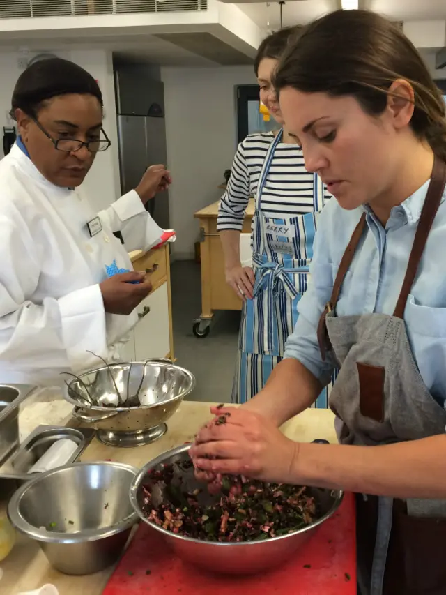 Ольга Геркулес готує начинку для осетинського пирога