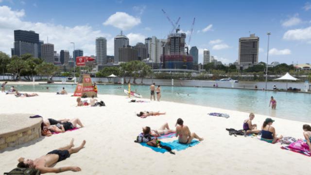 布里斯班或许更适合那些追求澳洲移民体验的人——这里甚至有一个专供午餐时间游泳的海滩（图片来源：Getty Images）
