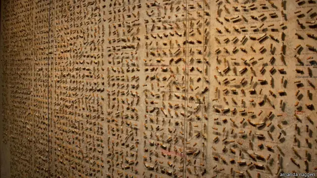 Lebih dari 4,000 puntung rokok dipamerkan di panel seukuran dinding. 