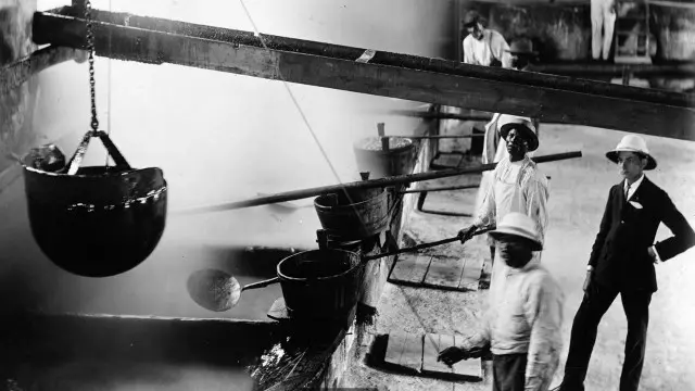 بعد إتمام عملية تصنيع "دبس السكر" في جزر الهند الغربية، يشق طريقه إلى مدنٍ مثل بوسطن لكي يتم استخدامه في الأغراض الصناعية