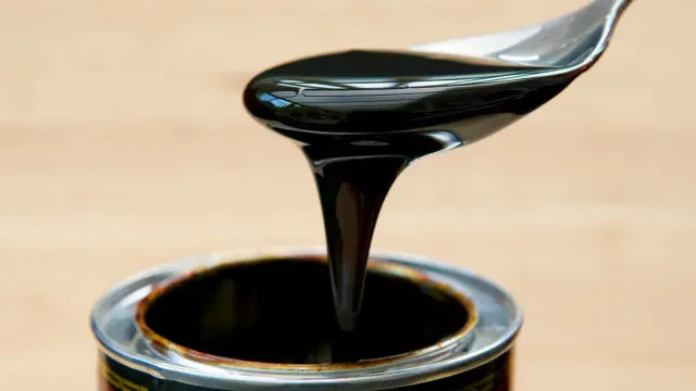 جعل السائل الأسود اللزج السميك من المستحيل تقريباً على البشر تحرير أنفسهم منه