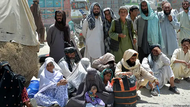 سرحد بند ہونے کی وجہ سے سرحد کے دونوں جانب سفر کرنے والے لوگوں اور تاجروں کو پریشانی کا سامنا کرنا پڑ رہا ہے 