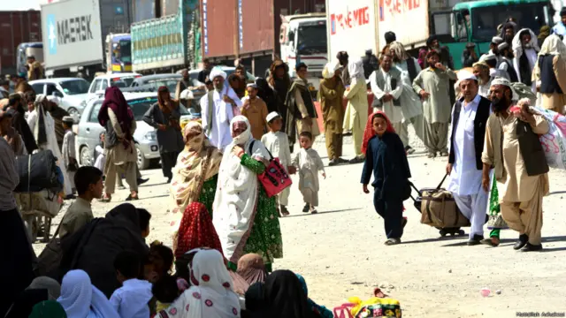 سکیورٹی ذرائع نے باب دوستی کو بند کرنے کا ذمہ دار افغان سکیورٹی حکام کو ٹھراتے ہوئے کہا ہے کہ 18اگست بھارتی وزیر اعظم کے خلاف احتجاج کے دوران افغانستان کے سیکورٹی حکام نے افغان سرحدی علاقے سپین بولدک کے لوگوں کو کسی جواز کے بغیر اشتعال دلایا تھا

