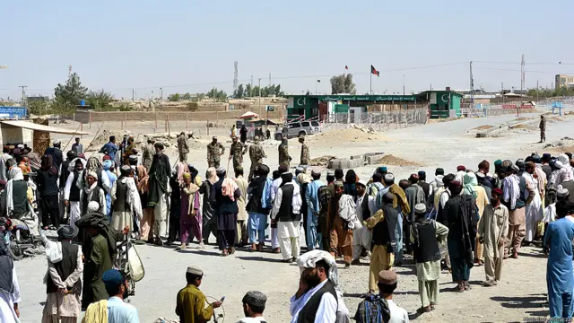 ذرائع کے بقول اس پر وہاں کے لوگوں نے نہ صرف پاکستان کی جانب پھتراؤ کیا بلکہ قابل اعتراض جملوں کے اظہار کے علاوہ پاکستانی پرچم بھی نذر آتش کیا 