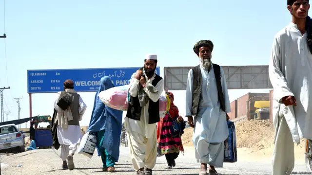 باب دوستی سے روزانہ کی بنیاد پر بڑی تعداد میں تاجروں کی آمد و رفت کے علاوہ عام لوگوں کی آمدورفت ہوتی ہے