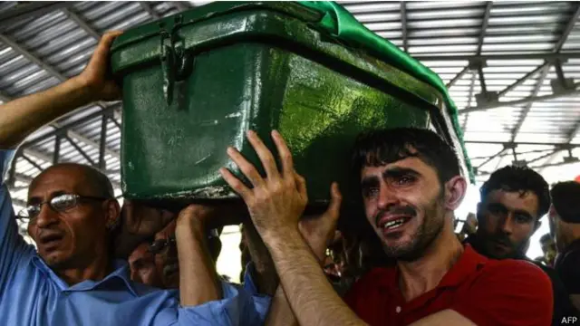 周日，人们为已确认身份的遇难者举行了葬礼。