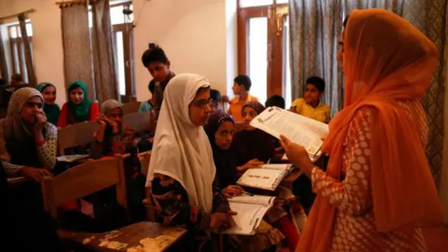 په کشمیر کې د ګرځبندیز پرمهال ډېر ښوونځي تړلي و او ځايي خلکو په داوطلب ډول په کورونو او جوماتونو کې لنډمهالي ښوونځي جوړ کړي وو.