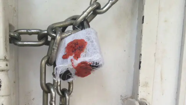 ایم کیو ایم کے اس سیاسی قلعے میں تین داخلی دروازے ہیں اور تینوں کو سیل کر دیا گیا ہے