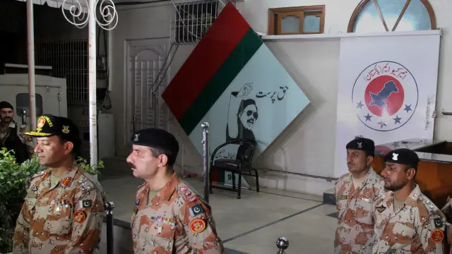 پاکستاني پوځیانو کراچۍ تېره شپه د دغه ګوند مرکزي دفتر تړلی و