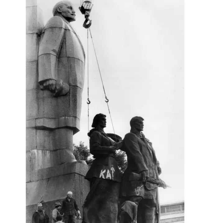 Эта гранитная композиция была размещена на центральной площади Киева