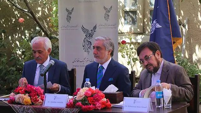 عبدالله عبدالله رئیس اجرائی حکومت (وسط) که حامی نظام پارلمانی است هم در مراسم اعلام این گزارش حضور داشت