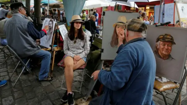 巴黎每年接待1600万名游客，是世界上最受欢迎的旅游地点。