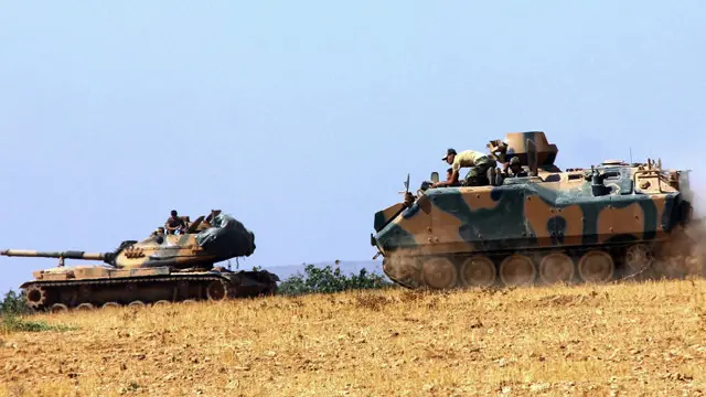 دروع للجيش التركي تتمركز عبر الحدود من مدينة جرابلس السورية