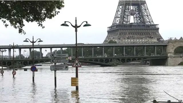 官方还说，不仅是去年和今年在法国发生的恐怖袭击案件让旅游业遭受打击，罢工和洪水也冲击了这一行业。