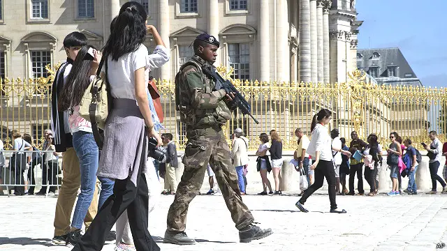 सुरक्षा के बीच सैलानी 