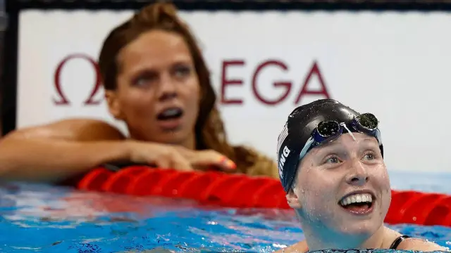 السباحة الأمريكية "ليلي كينغ" (يمينا) اتهمت غريمتها الروسية يوليا إفَموفا (يسارا) بالغش خلال المنافسة التي جمعتهما