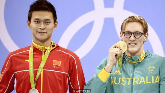 السباح الأسترالي ماك هورتون (يمينا)، اتهم منافسه الصيني سون يانغ (يسارا) بتعاطي منشطات.