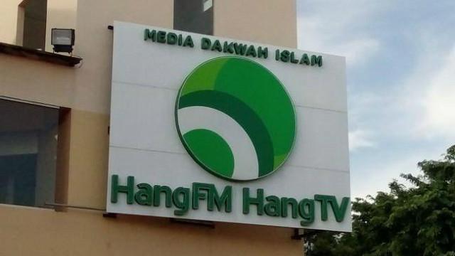 Radio Hang menjadi sorotan setelah Kementerian Dalam Negeri Singapura mengatakan dua tersangka teroris teradikalisasi setelah mendengarkan siaran radio itu.