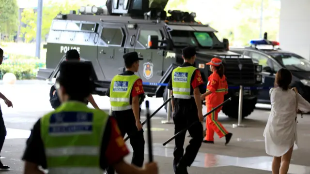 杭州一个地铁站旁的安保人员。