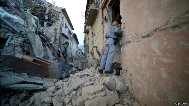 Sejumlah regu penyelamat masih mencari warga yang tertimbun di antara puing-puing.