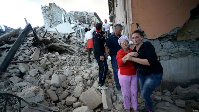  وسطی اٹلی میں حکام کا کہنا ہے کہ 6.2 کی شدت کے زلزلے سے کئی عمارتیں منہدم اور متعدد افراد ملبے تک دب گئے ہیں۔