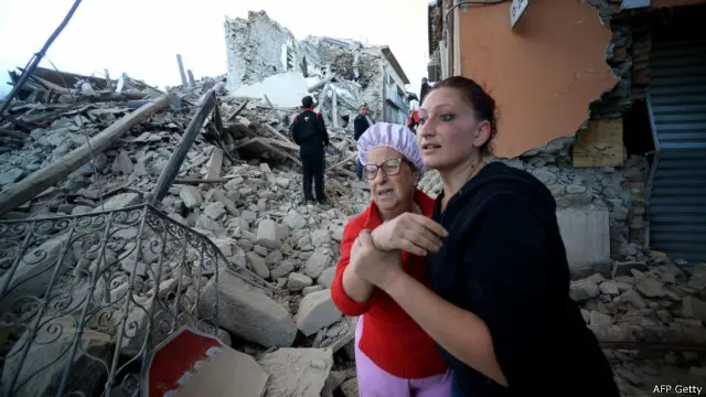Penduduk Kota Amatrice bereaksi usai gempa melanda.