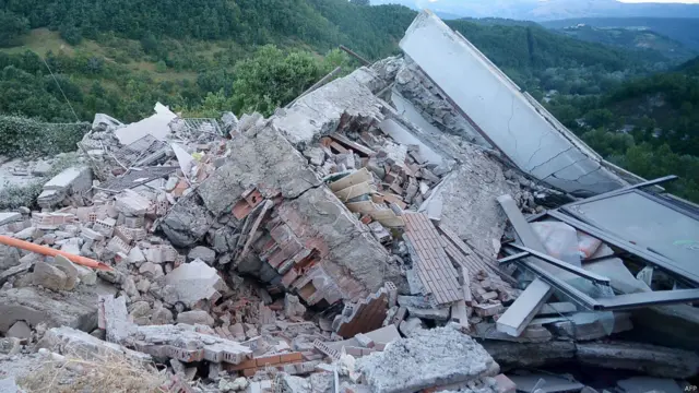 ان کا کہنا تھا ’قصبے کو جانے والی سڑکیں بند ہو گئی ہیں۔ لوگ ملبے تلے دبے ہیں۔ وہاں لینڈ سلائیڈ ہوئی ہے اور شاید پل بھی گر گئے ہیں۔‘