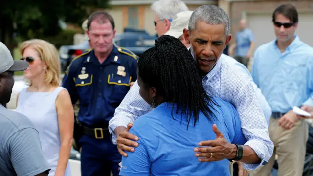美國總統奧巴馬擁抱一名災民